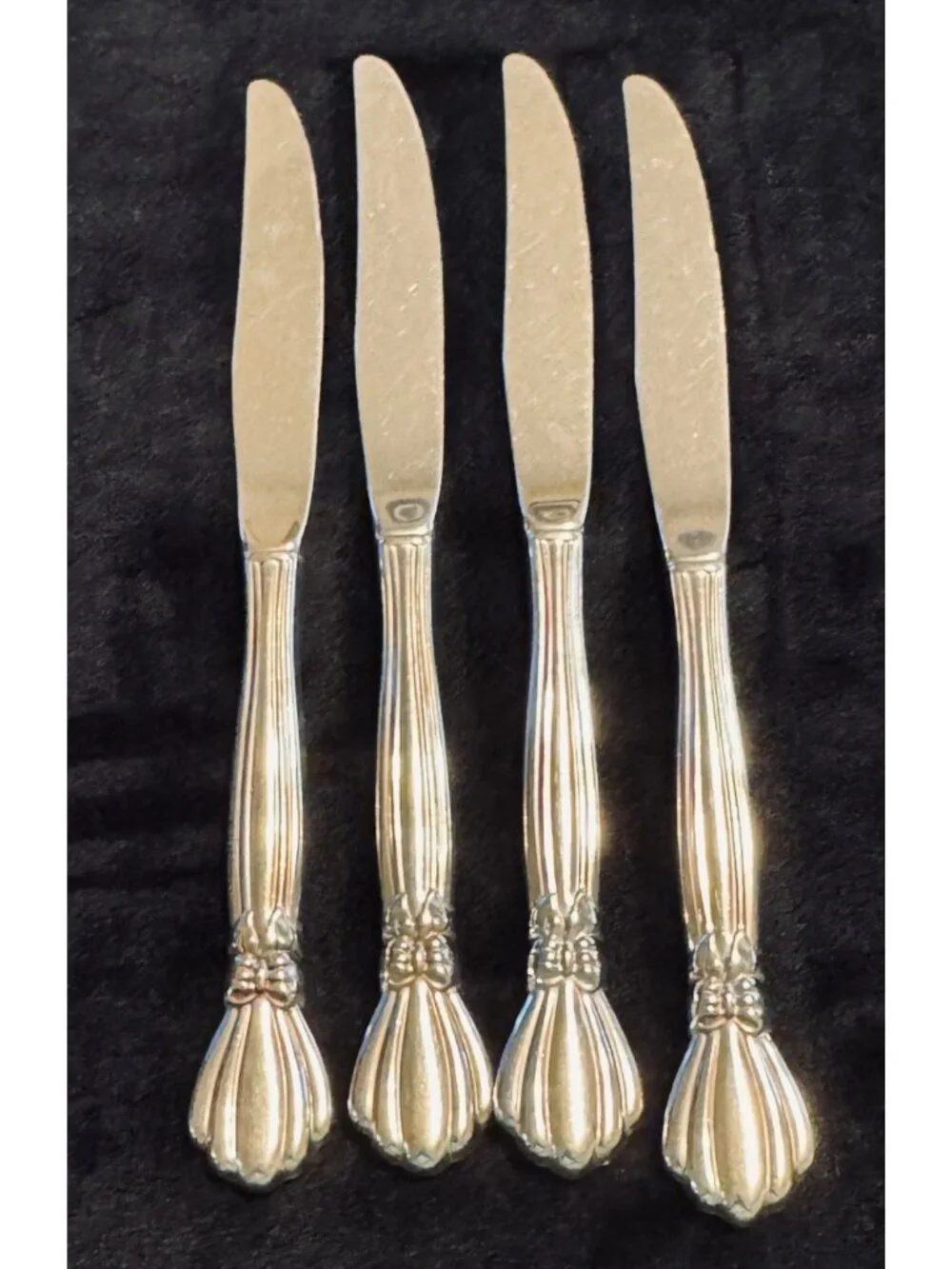 4 Oneida ALEXIS Deluxe Stainless Dinner Knives Glossy Bow Silverware Flatware